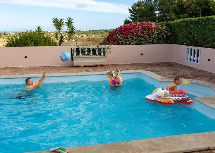Dom wakacyjny Luxury Lge Pool Hot Tub Falfeira