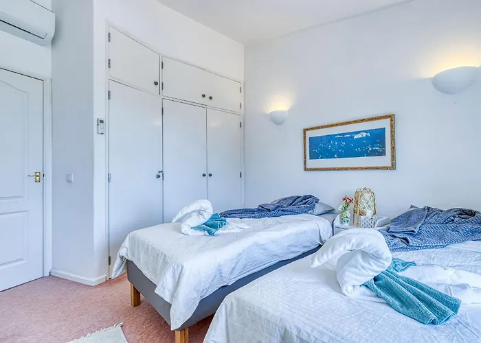 Luxury Lge Pool Hot Tub